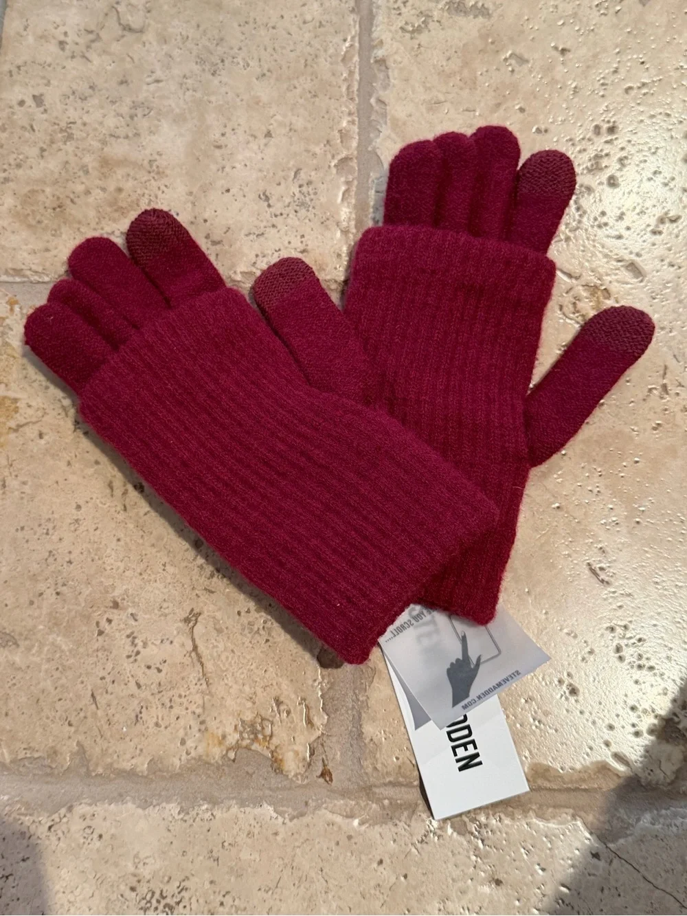 NWT Steve Madden Burgundy Ribbed Knit Touchscreen Tech Touch Gloves